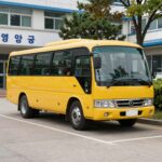 영암군 통학차량 지원 사업 이미지 – 노란 통학버스가 학교 앞에 서 있는 모습